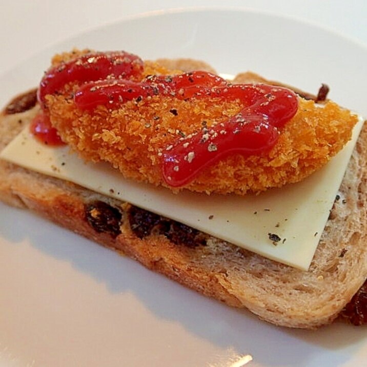 ケチャ/ペッパー　チーズとコロッケのフランスパン